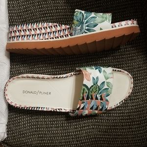 Donald J Pliner Fiji Tropical Payder Slides